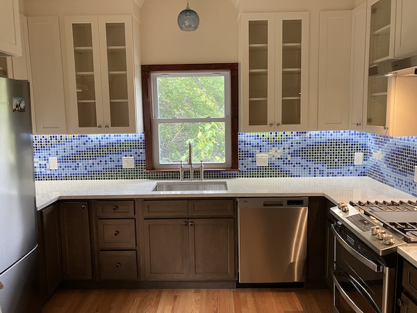 Center view of the kitchen.